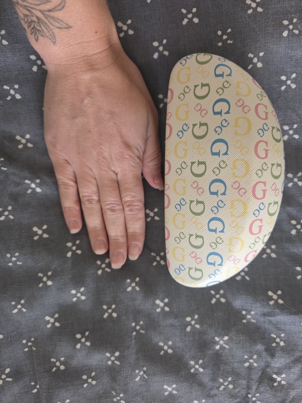 GUESS Logo Pattern Sunglasses Case - Picture 6 of 7